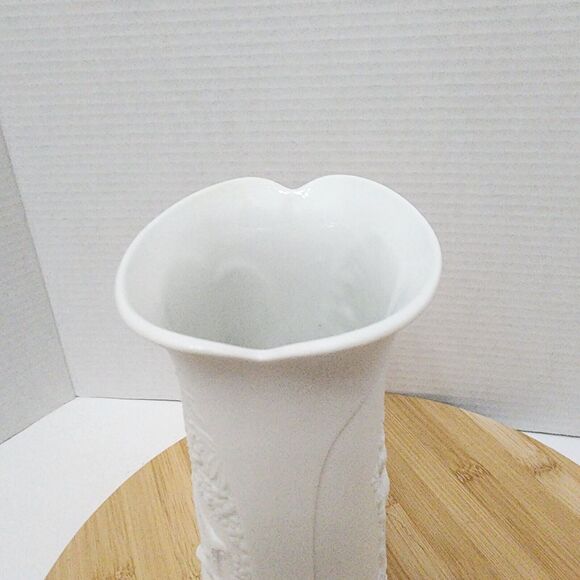 AK Kaiser Bisque Vase LADY ON BENCH Romantic Pastoral Scene Signed M.Frey 0316 - Picture 6 of 15